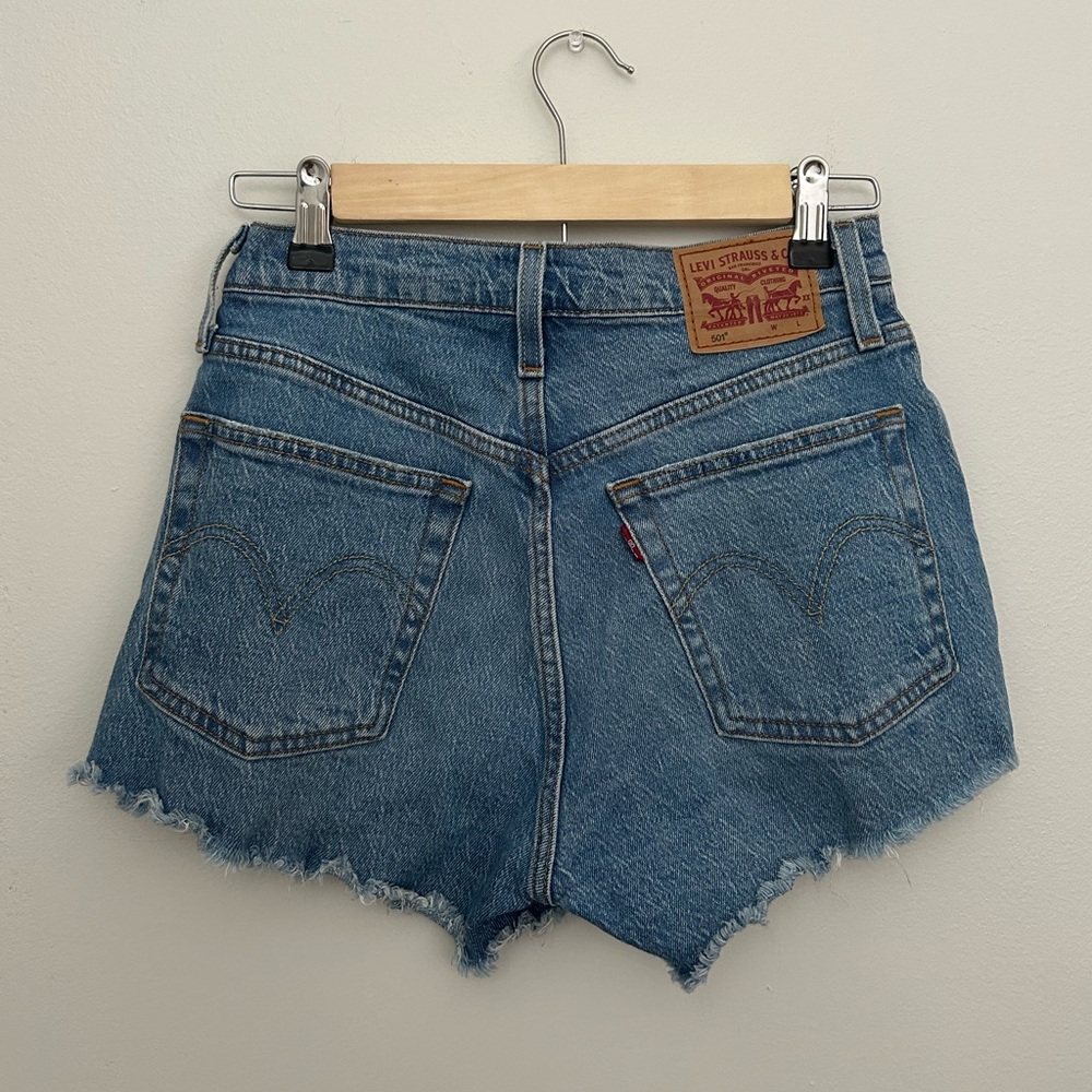 LEVI 501 MEDIUM WASH DENIM SHORTS - Picture 2 of 4